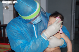 Ảnh: Khi những cán bộ khu cách ly ở Bạc Liêu kiêm luôn bảo mẫu