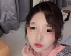 Nữ sinh Trung Quốc bán trứng lấy tiền tiêu vặt