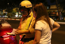 Uống rượu vẫn lái ô tô, nữ tài xế bị phạt 35 triệu đồng, tước bằng 23 tháng