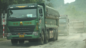 Video: Cơn ác mộng xe quá tải ngày đêm hoành hành người dân ngoại thành Hà Nội