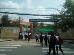 Nghe con kể bị bạn đánh, phụ huynh kéo người vào tận lớp 'trả thù'