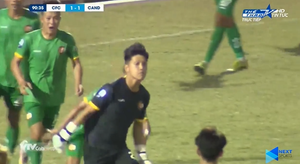Video: Đẩy phạt đền thành công, thủ môn ăn mừng khiêu khích trọng tài