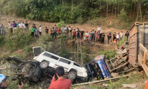 Container tông văng nhiều ô tô xuống vực: Thông tin mới nhất
