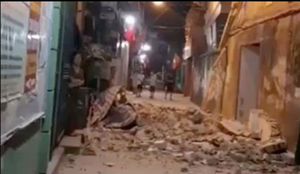 Tường nhà đổ sập đè trúng người đi đường ở Hà Nội