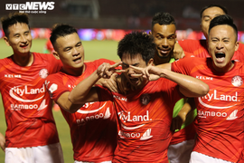 Sút phạt đền khiến HLV không dám nhìn, Lee Nguyễn ăn mừng lạ mắt