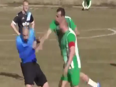 Video: Vừa rút thẻ vàng, trọng tài bị cầu thủ đuổi đánh quanh sân