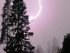 Video: Khoảnh khắc máy bay bị sét đánh trúng tại Phần Lan