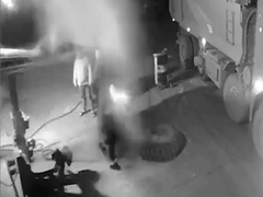 Video: Lốp ô tô nổ tung, bắn thẳng vào người đàn ông