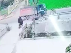 Video: Sang đường không quan sát, 2 người đi xe máy bị xe tải tông văng