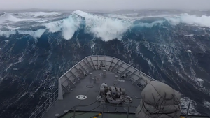 Video: Tàu chiến đối đầu cơn sóng khổng lồ