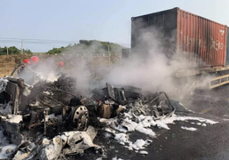 Xe đầu kéo cháy rụi sau khi kéo lê xe máy 50m, 2 người thương vong