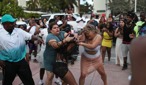 Cảnh hỗn loạn kinh hoàng ở Miami Beach do du khách tăng đột biến