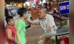 Biểu cảm hài hước của ông bố khi chơi oẳn tù tì với con 