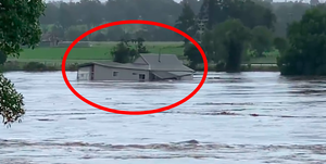 Ảnh, video: Lũ lụt kinh hoàng tại Australia, cả ngôi nhà bị cuốn trôi