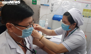 TP.HCM bắt đầu chiến dịch tiêm vaccine COVID-19 cho 8.000 nhân viên chống dịch 