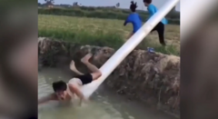 Clip: Anh chàng mê gái hại bạn thân ngã xuống mương