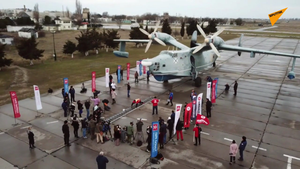 Video: Lực sĩ kéo thủy phi cơ nặng 31,5 tấn lập kỷ lục Liên bang Nga