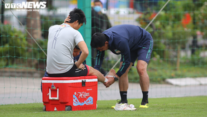 Tuấn Anh chấn thương, HLV Kiatisak tự tay băng bó
