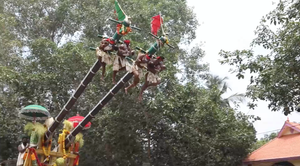 Video: Nghi lễ 'dâng’ đàn ông và trẻ sơ sinh lên trời ở Ấn Độ