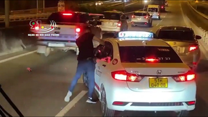 Video: Tài xế tạt đầu, hành hung lái xe taxi trên cao tốc ở TP.HCM
