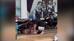 Clip: Người đàn ông khốn khổ tháo dép ra khỏi chân