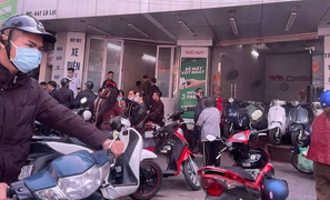 Con bỏ thi giữa kỳ, bố tức giận dùng đũa chọc vào ngực con gây thiệt mạng