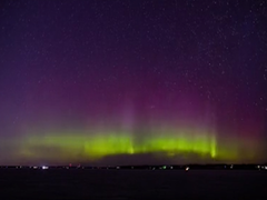 Video: Cực quang sáng rực bầu trời đêm ở Mỹ