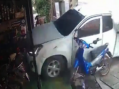 Video: Xe tải bay qua giải phân cách, lao vào nhà dân, tài xế may mắn thoát chết