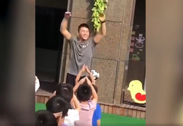 Thầy giáo nổi tiếng mạng xã hội với những tiết học sôi động