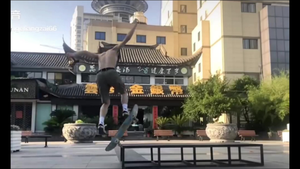 Clip: Vừa đau vừa ngượng khi đua đòi chơi trò mạo hiểm