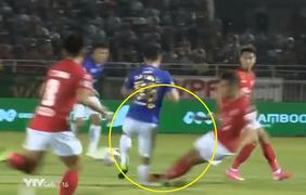 Video: Cầu thủ TP.HCM đạp thô bạo, Đỗ Hùng Dũng dính chấn thương kinh hoàng