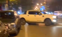 Sau va chạm giao thông, tài xế lùi xe húc thẳng ô tô đối thủ