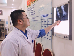 Cho tay vào máy xay hoa quả, bé 2 tuổi bị dập nát bàn tay