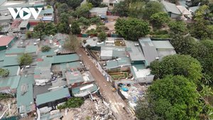 Ảnh: Đất ven sông Hồng bị san lấp, lấn chiếm xây nhà ở trái phép