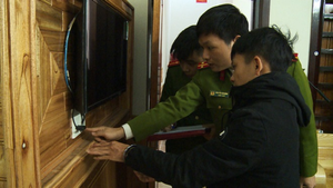 Hai thanh niên lắp camera quay lén các cặp đôi trong nhà nghỉ để tống tiền