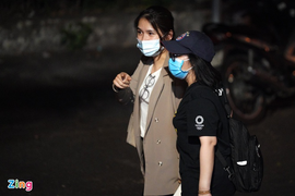 Vợ Hùng Dũng từ Hà Nội vào TP.HCM trong đêm