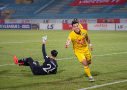 HAGL dẫn đầu V-League: Công Phượng lập siêu phẩm và dấu ấn của Kiatisak