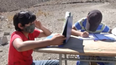 Video: Hai cậu bé ở Chile lên đỉnh đồi tìm sóng Internet học trực tuyến