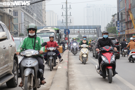 Ảnh: Dòng người rồng rắn đi ngược chiều để thoát 'nút thắt cổ chai' ở Hà Nội