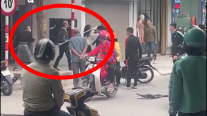 Video: Công an xác minh nhóm thanh niên cầm phóng lợn hỗ trợ 2 cô gái ẩu đả