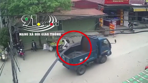 Video: Bị thanh sắt từ xe tải rơi vào người, nam thanh niên thương nặng