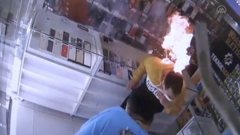 Video: Điện thoại di động phát nổ, bốc cháy dữ dội tại cửa hàng 