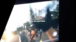 Video: Tông trực diện ô tô ngược chiều, nam thanh niên văng lên không trung