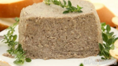 Thêm 3 bệnh nhân ở TP.HCM nguy kịch nghi do ăn pate chay