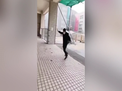 Video: Gió lớn thổi bay mái nhà, hất tung người đi bộ tại Trung Quốc