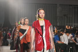 Nữ sinh Kiến trúc 'cưỡi' xe phân khối lớn, náo loạn sàn catwalk