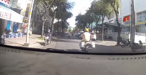 Hai CSGT TP.HCM 'mở đường' cho xe chở sản phụ tới bệnh viện