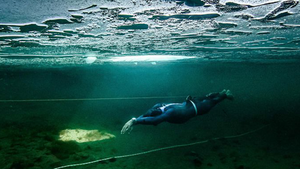 Video: Vận động viên người Pháp bơi 120m dưới băng lập kỷ lục thế giới