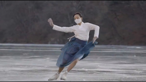 Video: Nữ Youtuber Hàn Quốc mặc hanbok, trượt tuyết nghệ thuật trên hồ băng