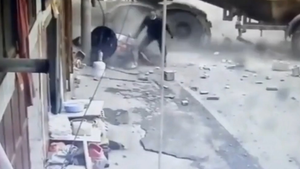 Video: Xe bồn tông thẳng nhà dân, người đàn ông may mắn thoát chết